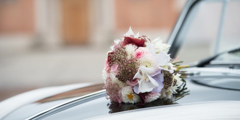Mariage : pourquoi et comment planifier une voiture balai pour le transport de vos invités ?